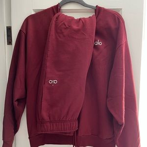 Alo accolade set. Top and bottom both size small. Tags removed. Loved set!